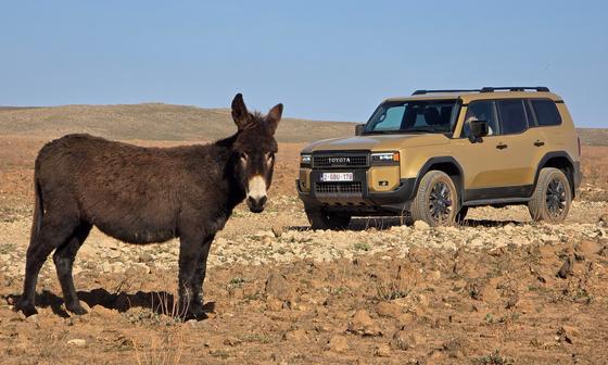 Ide az összes kátyúval! Afrikában kerültünk szembe az új Toyota Land Cruiser kihívásaival, ahol a vadregényes táj és a rögös utak próbára tették a jármű minden képességét.