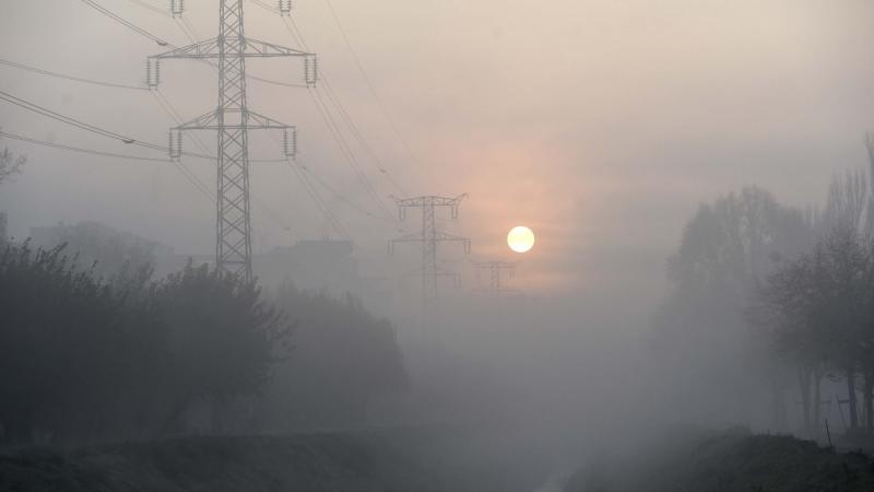 A köd lassan lehelt a tájra, mint egy puha, szürke takaró, amely több megyét ölelt át titokzatosan.