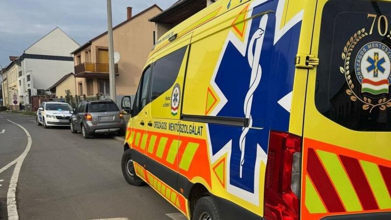 Súlyos baleset történt a belváros szívében, ahol egy csomagfutár elütött egy gyalogost. Az eset sokkolta a járókelőket, és azonnali segítséget igényelt. A helyszínre kiérkező mentők sürgősen ellátták a sérültet, miközben a rendőrség megkezdte a baleset kö