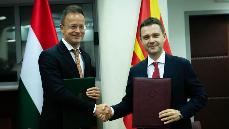 Szijjártó Péter kifejezte nemtetszését a nyugat-balkáni bővítést akadályozó brüsszeli intézkedések miatt, és hangsúlyozta, hogy ez a helyzet elfogadhatatlan. A témáról készült videóban részletesen kifejti, miért tartja sürgetőnek a régió fejlődésének elős