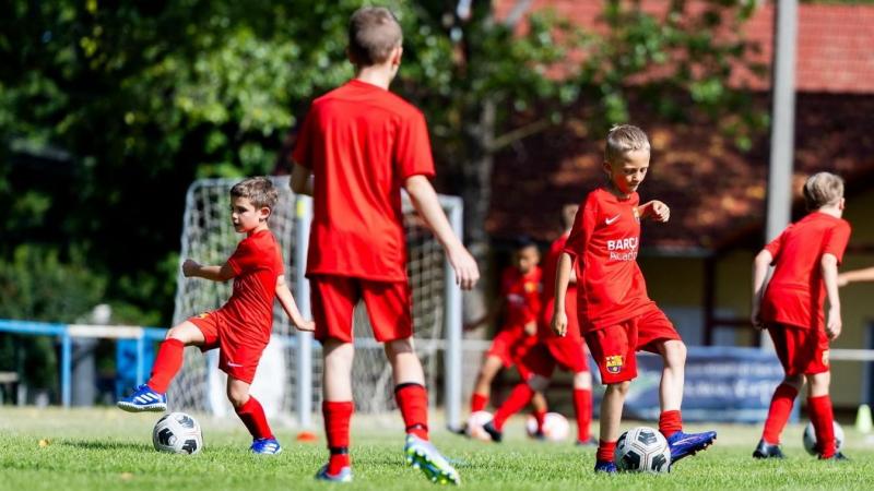 A balatonszárszói Barca Academy tábor egy különleges lehetőséget kínál, amelyen keresztül a fiatal tehetségek megkezdhetik útjukat a világhír felé. Itt a labdarúgás iránti szenvedély és a professzionális edzés egyesül, lehetővé téve a résztvevők számára, 