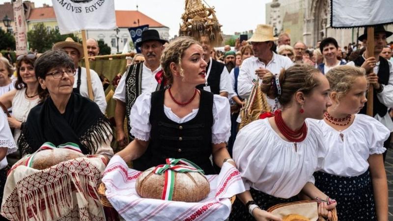 Politikusok és vonzó hölgyek varázsolták el a Szépasszony-völgyben összegyűlt ünneplő közönséget.