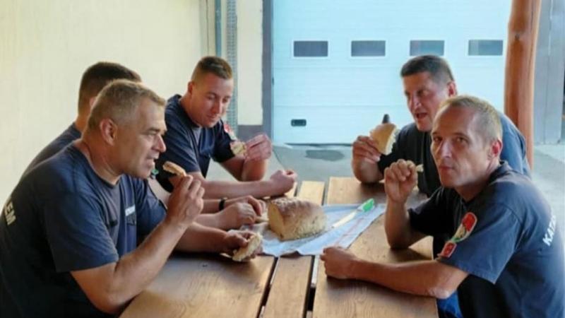 A hatvani tűzoltó nemcsak hamburgerekkel, hanem most már kenyérrel is elnyeri a közönség szívét. A különleges ízek és kreatív megoldások világában a kenyér új formájában hódítja meg a gasztronómiai palettát.