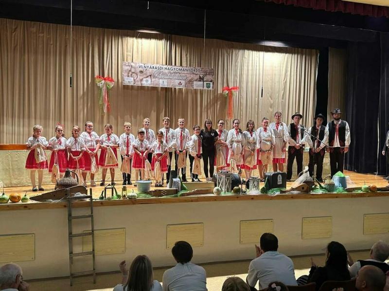 A Lámpás fénye továbbra is ragyog, mégpedig lenyűgöző képek kíséretében! Minden egyes képen átélhetjük a varázslatot, amelyet ez a különleges lámpás nyújt. A színek és árnyékok tánca, a fény és sötétség játékai mind-mind életre keltik a történetet. A vilá