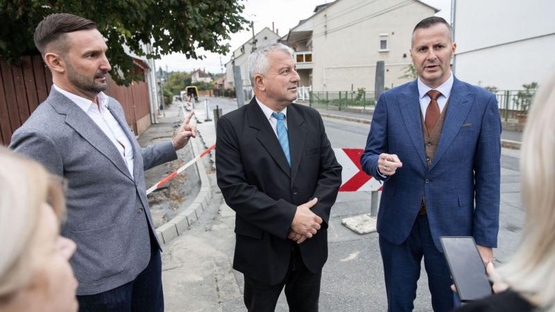 Közművektől az aszfaltozásig – így zajlik a városi utcák felújítása! Fedezd fel velünk, hogyan újítják meg a várost, amikor egy utca felújításra kerül! Képek és videók segítségével mutatjuk be a folyamatot. 