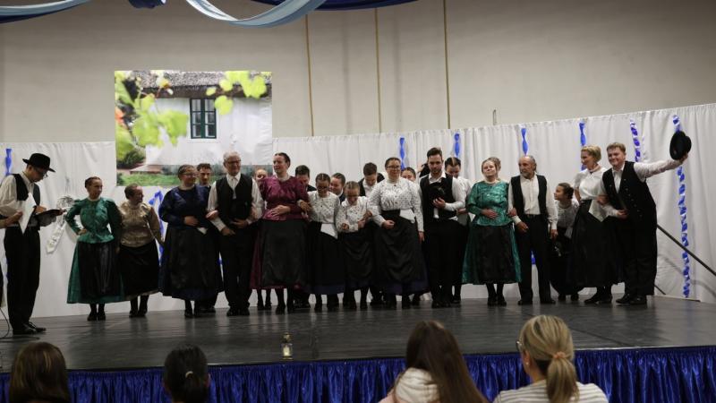 Ünnepeljük együtt a Mezőfalvi Német Nemzetiségi Tánccsoport 10. születésnapját! E jeles alkalommal különleges galériával készültünk, amely bemutatja a csoport eddigi lenyűgöző útját, a bemutatóikat és a közösségi eseményeken való részvételüket. Az évek so