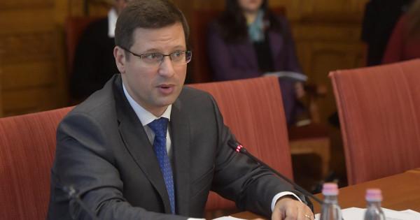 Gulyás Gergely kijelentette, hogy a kormány nem tervez lépéseket a legfőbb ügyész leváltására.