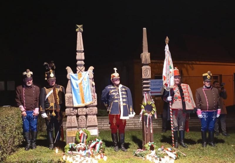 Austerlitznél a székelyek bátor helytállásának emlékére rendeztek meg egy különleges megemlékezést. A résztvevők tisztelegtek a hősies tettek előtt, amelyeket a székelyek a történelem viharaiban tanúsítottak. Az esemény során felidézték a múlt dicsőséges 