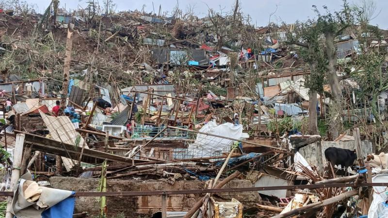 Túlélők keresése zajlik Mayotte szigetén a hurrikán pusztítása után.