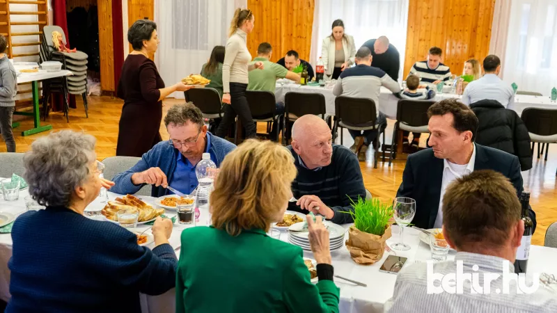 Karácsony egy nagycsaládban - mert az együttlét varázsa mindennél különlegesebb. Az ünnep fényei és a nevetések, melyek körülölelik a családot, olyan melegséget árasztanak, ami minden szívet betölt. Ezekben a pillanatokban a közös emlékek szőttese életre 