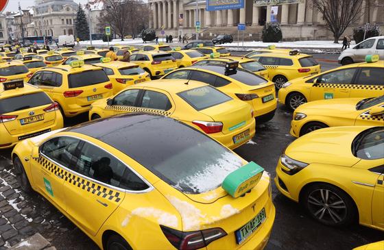 Több száz taxis tüntetett a Hősök terén, hogy kifejezzék követeléseiket, majd a város utcáin vonultak végig, hogy felhívják a figyelmet a problémáikra.