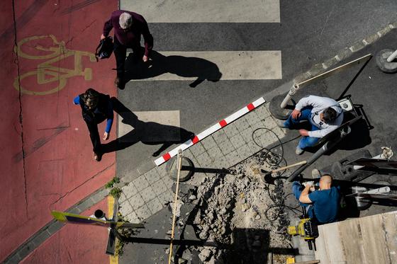 Egy újabb tragikus baleset történt, amikor egy gyalogost elütöttek a zebrán. Csak Győr-Moson-Sopron megyében idén már öt hasonló esetet regisztráltak.