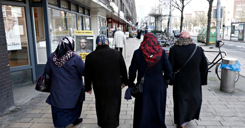 A holland bérlakásprogram keretein belül felmerült annak lehetősége, hogy megszűnjön a menekültek javára történő pozitív diszkrimináció.