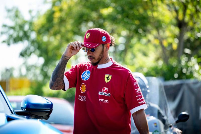 Lewis Hamilton egy Instagram-posztot jelölt meg tetszőlegesen, amelyben a Ferrari teljesítményét bírálják. A poszt keltette reakció számos rajongót és szakértőt is megosztott, akik különböző véleményeket fogalmaztak meg a híres olasz csapat idei eredménye