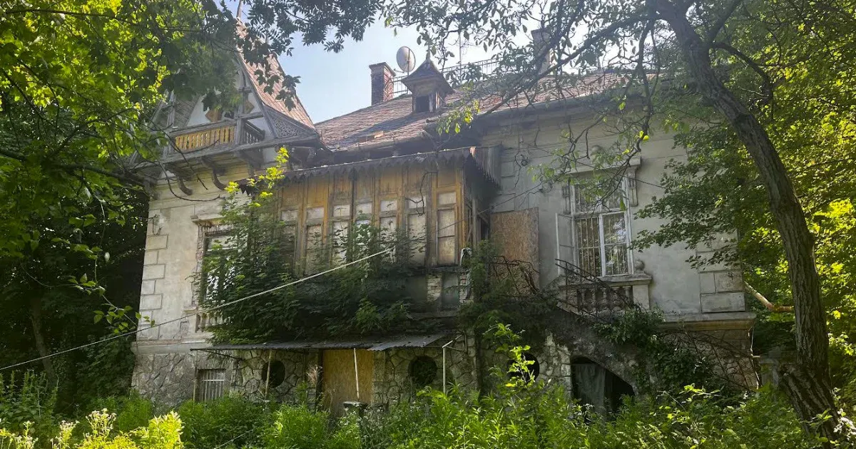 Fedezze fel kívülről és belülről Matolcsy Ádám rejtélyes svábhegyi villáját!