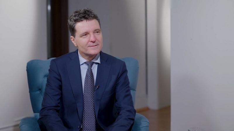 A román elnök hangsúlyozza Moldova és Ukrajna Európai Unióhoz való csatlakozásának fontosságát, miközben kritikát fogalmaz meg a magyar állásponttal kapcsolatban.
