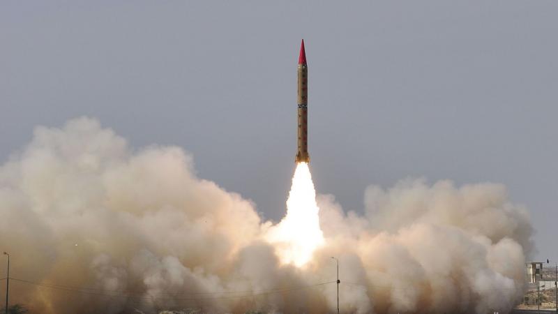Egy új korszak hajnala bontakozik ki, amely gyökeresen megváltoztatja a globális egyensúlyt – az atomhatalom és az olajbirodalom összefogásával egy olyan szövetség jött létre, amely képes felforgatni a világot.