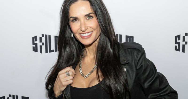 Demi Moore legújabb fotója vegyes érzelmeket váltott ki a közönségből: sokan úgy vélik, hogy a színésznő plasztikai beavatkozásai miatt már nem az a nő, akit korábban megszoktak. A rajongók megosztották véleményüket, és többen hangsúlyozták, hogy a változ