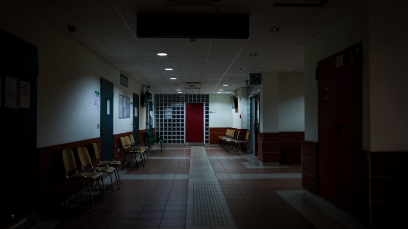 A kisfiú bordái mellett észlelt csomót a gyermekorvos kezdetben székrekedés következményeként értékelte. Azonban a további vizsgálatok során kiderült, hogy a valóság sokkal súlyosabb: a gyermek 3. stádiumú rákkal küzd.