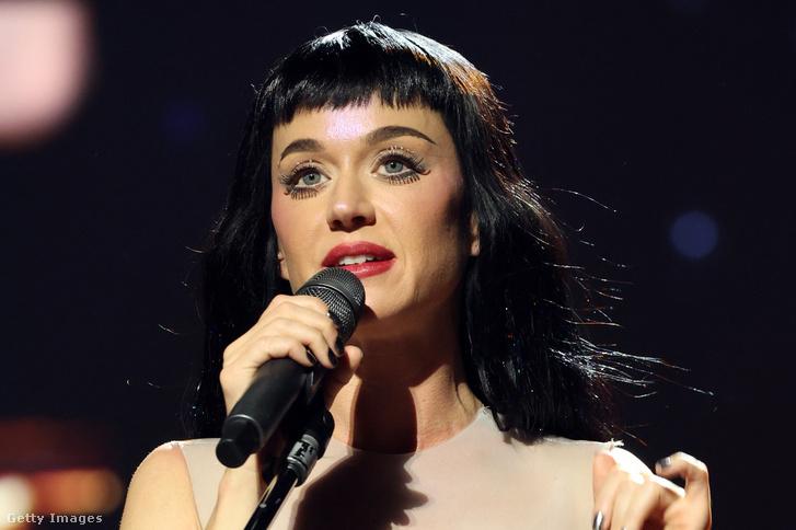 Katy Perry egy meglepő lépést tett a koncertje után, amelynek következtében hatalmas felháborodás tört ki a rajongók körében.